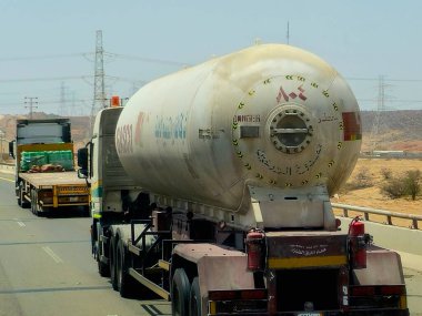 Makkah Madinah yolu, Suudi Arabistan, 25 Haziran 2024: Suudi Arabistan 'da petrol ürünleri, GASCO tanker Ulusal Gaz ve Sanayileşme Şirketi ile dolu büyük bir kamyon