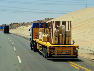 Makkah Madinah yolu, Suudi Arabistan, 25 Haziran 2024: Büyük bir kamyon, sevkiyat ve teslimat hizmeti konsepti ile bir otoyola nakledilen büyük bir kamyonet