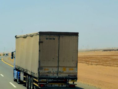 Makkah Madinah yolu, Suudi Arabistan, 25 Haziran 2024: Suudi Arabistan 'da bir otoyolda çelik konteynır taşıyan düz kamyon, nakliye hizmeti konteynırı, kamyon nakil konteynırı