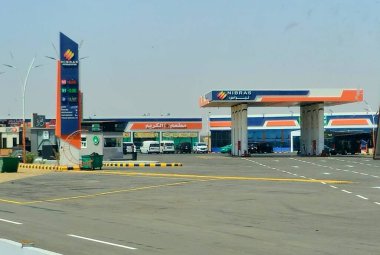 Makkah Madinah karayolu, Suudi Arabistan, 25 Haziran 2024: Nibras petrol benzin istasyonu, akaryakıt fiyatları konsepti, Suudi Arabistan doğalgaz ve petrol fiyatı, enflasyon ve büyüme ve petrol ürünleri pazarı