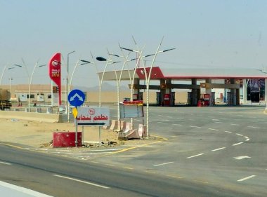 Makkah Madinah karayolu, Suudi Arabistan, 25 Haziran 2024: Naft Xtra benzin istasyonu, akaryakıt fiyatı konsepti, Suudi Arabistan doğalgaz ve petrol fiyatı, enflasyon ve büyüme ve petrol ürünleri pazarı