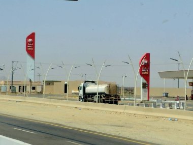 Makkah Madinah karayolu, Suudi Arabistan, 25 Haziran 2024: Naft Xtra benzin istasyonu, akaryakıt fiyatı konsepti, Suudi Arabistan doğalgaz ve petrol fiyatı, enflasyon ve büyüme ve petrol ürünleri pazarı