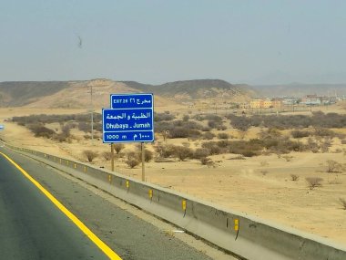 Makkah Madinah yolu, Suudi Arabistan, 25 Haziran 2024: Suudi Arabistan Krallığı 'nda Mekke Medine karayolu, Turizm ve hac konseptinde Dhubaya ve Jumah yol tabelası
