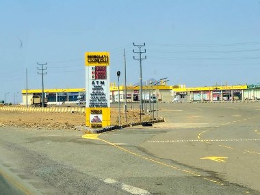 Makkah Madinah karayolu, Suudi Arabistan, 25 Haziran 2024: Petrolat yakıt istasyonu, yakıt pazarı ve yakıt istasyonunun ziyaretçilerinin ihtiyaçları üzerine 2014 yılında Suudi pazarına girmek için kuruldu.