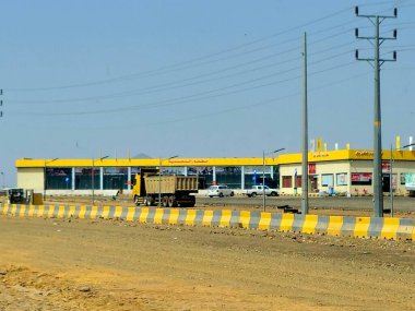 Makkah Madinah karayolu, Suudi Arabistan, 25 Haziran 2024: Petrolat yakıt istasyonu, yakıt pazarı ve yakıt istasyonunun ziyaretçilerinin ihtiyaçları üzerine 2014 yılında Suudi pazarına girmek için kuruldu.