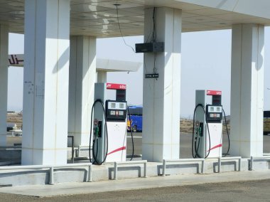 Madinah Makkah Yolu, Suudi Arabistan, 25 Haziran 2024: Al Mawarid Petrol İstasyonu, El Mawared benzin istasyonu, benzin fiyatları konsepti, Mawared Energy Co petrol ürünleri