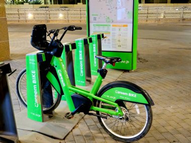 Medine, Suudi Arabistan, 25 Haziran 2024: Careem Motoru sizin yolunuza, Careem uygulamasını kullanarak bir gezintiye çıkmak, kendi web sitesi ve akıllı mobil uygulamaları aracılığıyla dağıtım hizmetleri sağlama konusunda uzmanlaşmış bir şirket