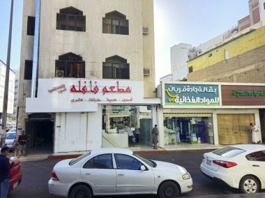 Medine, Suudi Arabistan, 27 Haziran 2024: Aşçılar pazarı veya Souq Al Tabakhah, Madinah Peygamberleri Camii, Orta Doğu 'nun pek çok popüler restoranına ev sahipliği yapan onlarca yıllık El Tabakha Pazarı