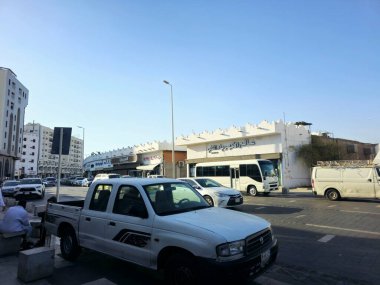 Medine, Suudi Arabistan, 27 Haziran 2024: Aşçılar pazarı veya Souq Al Tabakhah, Madinah Peygamberleri Camii, Orta Doğu 'nun pek çok popüler restoranına ev sahipliği yapan onlarca yıllık El Tabakha Pazarı