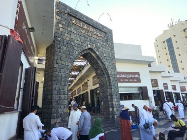 Medine, Suudi Arabistan, 27 Haziran 2024: Aşçılar pazarı veya Souq Al Tabakhah, Madinah Peygamberleri Camii, Orta Doğu 'nun pek çok popüler restoranına ev sahipliği yapan onlarca yıllık El Tabakha Pazarı
