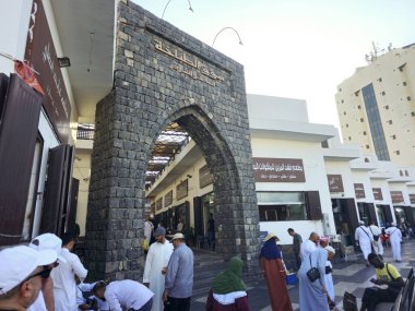 Medine, Suudi Arabistan, 27 Haziran 2024: Aşçılar pazarı veya Souq Al Tabakhah, Madinah Peygamberleri Camii, Orta Doğu 'nun pek çok popüler restoranına ev sahipliği yapan onlarca yıllık El Tabakha Pazarı
