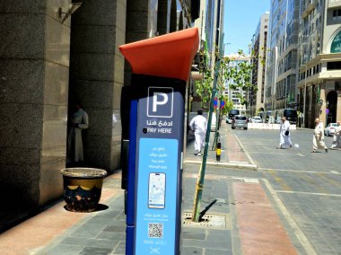 Medine, Suudi Arabistan, 28 Haziran 2024: Güneş enerjili çoklu uzay parkmetresi, Mawgif uygulaması ile ödeme, parkmetre, bir aracı park etme hakkı karşılığında para toplamak için kullanılan bir cihaz