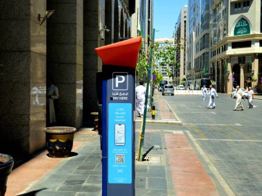 Medine, Suudi Arabistan, 28 Haziran 2024: Güneş enerjili çoklu uzay parkmetresi, Mawgif uygulaması ile ödeme, parkmetre, bir aracı park etme hakkı karşılığında para toplamak için kullanılan bir cihaz