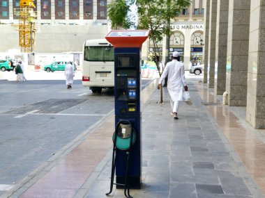Medine, Suudi Arabistan, 28 Haziran 2024: Güneş enerjili çoklu uzay parkmetresi, Mawgif uygulaması ile ödeme, parkmetre, bir aracı park etme hakkı karşılığında para toplamak için kullanılan bir cihaz