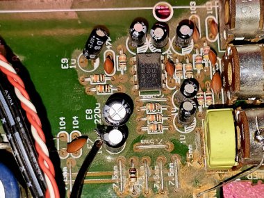 Kahire, Mısır, 4 Temmuz 2024: Teli MA-200 USB SD DVD CD FM MP3 dijital çalar, 4 CH güç yükselticisi, arabalar ve araçlar için ses kartı devresi, araba amplifikatör sisteminin elektronik devreleri