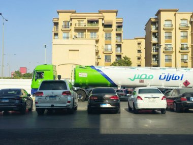 Kahire, Mısır, 12 Ağustos 2024: Emarat Misr büyük bir tanker benzin istasyonuna yakıt ikmali için hazır, istasyonun tankerlerine Emarat Masr benzin ve petrol istasyonundaki petrol ürünleri yüklendi.