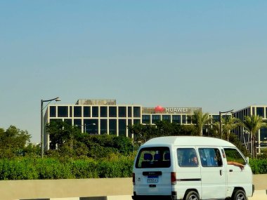 Kahire, Mısır, 16 Ağustos 2024: Huawei Technologies Co., Ltd, merkezi Bantian, Longgang District, Shenzhen 'de bulunan çok uluslu dijital iletişim teknolojisi holdingi.