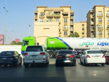 Kahire, Mısır, 12 Ağustos 2024: Emarat Misr büyük bir tanker benzin istasyonuna yakıt ikmali için hazır, istasyonun tankerlerine Emarat Masr benzin ve petrol istasyonundaki petrol ürünleri yüklendi.