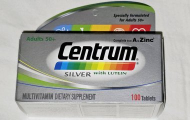 Mekke, Suudi Arabistan, 24 Haziran 2024: A 'dan Çinko' ya kadar Lutein 100 tabletli Centrum gümüşü, yetişkinler için, multivitamin diyet takviyesi, Centrum Haleon tarafından üretilen bir Amerikan markası.