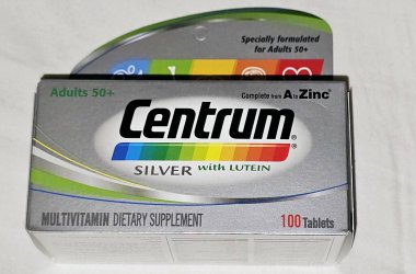 Mekke, Suudi Arabistan, 24 Haziran 2024: A 'dan Çinko' ya kadar Lutein 100 tabletli Centrum gümüşü, yetişkinler için, multivitamin diyet takviyesi, Centrum Haleon tarafından üretilen bir Amerikan markası.