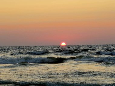 İskenderiye 'deki Akdeniz' de gün batımı, Atlantik Okyanusu 'na bağlı, Akdeniz Havzası ile çevrili ve neredeyse tamamen karayla çevrili, seçici bir odak noktası.
