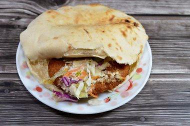 Doldurulmuş Falafel sandviçi, çok popüler ve geleneksel bir Mısır yemeği, gevrek ve kıtır doğranmış domatesli, salatalıklı, soğanlı, tahinili, gevrek sıcak falafel toplarıyla doldurulmuş bir Shami Suriye pide ekmeği.