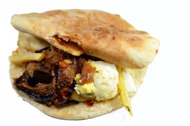 Patates kızartması, fasulye püresi, kızarmış patlıcan, mısır falafel yeşil burger, haşlanmış yumurta ve tahini karışımı Shami düz ekmeği, geleneksel bir Mısır dinamit sandviçi.