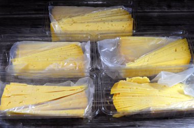 Mısır Rumi peyniri dilimleri, Gebna romiya veya gebna turkiya, Roumi, Romi ayrıca Romy, orta doğu parmesan sert peyniri, keskin bir kokusu ve farklı derecede tuzlu bir kokusu vardır.