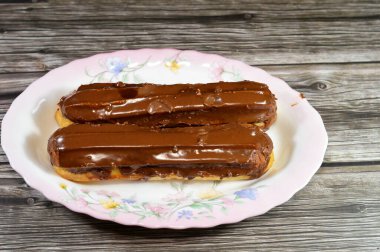 Kremayla doldurulmuş ve tereyağı, tuz, un, yumurta, süt, krema, şeker, vanilya ve choux hamur ve çikolata ezmesi ile doldurulmuş çikolatalı pasta.