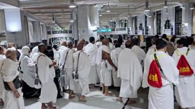 Mekke, Suudi Arabistan, 6 Haziran 2024: Müslümanlar, Mekke 'deki Ebu Qubais ve Qaiqan dağlarıyla bağlantılı iki küçük tepe olan Safa ve Marwa arasında 7 kez gidip geliyorlar.