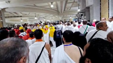 Mekke, Suudi Arabistan, 6 Haziran 2024: Müslümanlar, Mekke 'deki Ebu Qubais ve Qaiqan dağlarıyla bağlantılı iki küçük tepe olan Safa ve Marwa arasında 7 kez gidip geliyorlar.