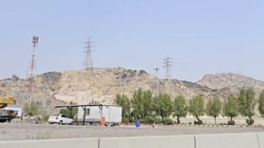 Mekke, Suudi Arabistan, 8 Haziran 2024: Mekke dağları, Batı Suudi Arabistan 'ın Hejaz bölgesinde Mekke Eyaleti' nin başkentidir ve İslam 'a göre Kabe' nin en kutsal şehridir.