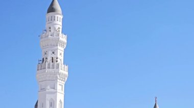 Dünyanın ilk camii olduğu düşünülen Quba Camii, Hz. Muhammed 'in Medine' ye göçünün ilk gününde inşa edilmiştir.