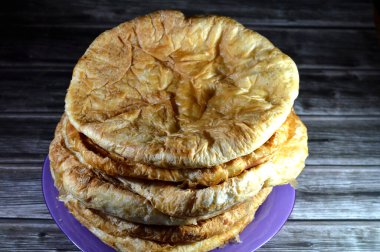 Mısırlı Feteer meshaltet, katmanlar üzerine katmanlar halinde hamur işi ve aralarında bir sürü ghee ya da tereyağı, ünlü Mısır hamur işi Mısır hamur tatlısı ve tereyağı tariflerinden biri,