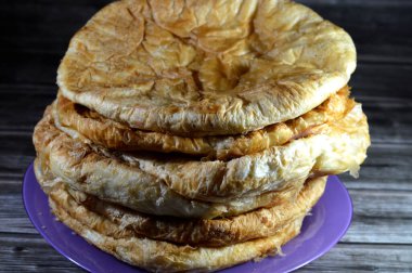 Mısırlı Feteer meshaltet, katmanlar üzerine katmanlar halinde hamur işi ve aralarında bir sürü ghee ya da tereyağı, ünlü Mısır hamur işi Mısır hamur tatlısı ve tereyağı tariflerinden biri,