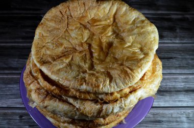 Mısırlı Feteer meshaltet, katmanlar üzerine katmanlar halinde hamur işi ve aralarında bir sürü ghee ya da tereyağı, ünlü Mısır hamur işi Mısır hamur tatlısı ve tereyağı tariflerinden biri,