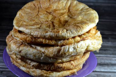 Mısırlı Feteer meshaltet, katmanlar üzerine katmanlar halinde hamur işi ve aralarında bir sürü ghee ya da tereyağı, ünlü Mısır hamur işi Mısır hamur tatlısı ve tereyağı tariflerinden biri,