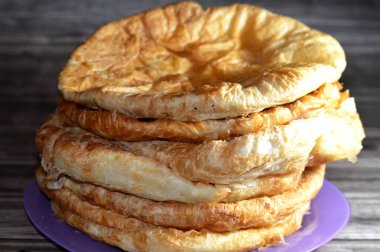Mısırlı Feteer meshaltet, katmanlar üzerine katmanlar halinde hamur işi ve aralarında bir sürü ghee ya da tereyağı, ünlü Mısır hamur işi Mısır hamur tatlısı ve tereyağı tariflerinden biri,