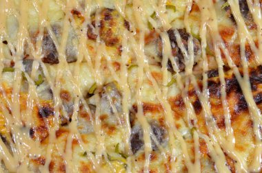 Kalın hamurlu dumanlı hamburger pizzası, sığır burger parçaları, Amerikan peyniri, salatalık dilimleri ve dumanlı sos, mini burgerli pizza, dumanlı sos ve mozzarella peyniri.