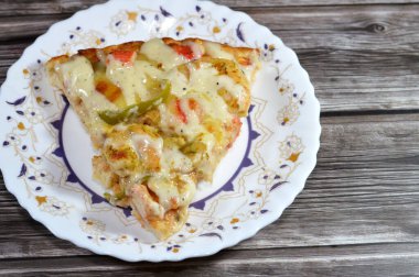 Karides, yengeç parçaları, çiftlik sosu, biber dilimleri, siyah zeytin ve mozzarella, İtalyan ve Amerikan mutfağı arka planı, fast-abur cubur konsepti, lezzetli pişmiş taze pizza