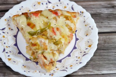 Karides, yengeç parçaları, çiftlik sosu, biber dilimleri, siyah zeytin ve mozzarella, İtalyan ve Amerikan mutfağı arka planı, fast-abur cubur konsepti, lezzetli pişmiş taze pizza