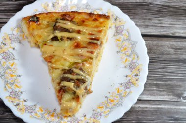 Kalın hamurlu dumanlı hamburger pizzası, sığır burger parçaları, Amerikan peyniri, salatalık dilimleri ve dumanlı sos, mini burgerli pizza, dumanlı sos ve mozzarella peyniri.