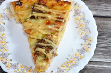 Kalın hamurlu dumanlı hamburger pizzası, sığır burger parçaları, Amerikan peyniri, salatalık dilimleri ve dumanlı sos, mini burgerli pizza, dumanlı sos ve mozzarella peyniri.