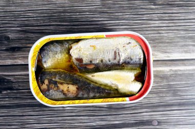 Baharatlı sardalyalar sebze yağında, kolay açılır, sardalya balıkları besin değeri yüksek, küçük, yağlı balıklar, bir omega 3 yağ asidi kaynağı, yağlı ve limonlu deniz ürünleri mutfağı.