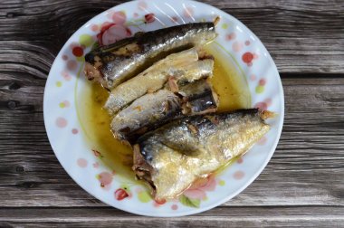 Baharatlı sardalyalar sebze yağında, kolay açılır, sardalya balıkları besin değeri yüksek, küçük, yağlı balıklar, bir omega 3 yağ asidi kaynağı, yağlı ve limonlu deniz ürünleri mutfağı.