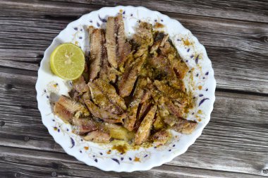 Baharatlı sardalyalar sebze yağında, kolay açılır, sardalya balıkları besin değeri yüksek, küçük, yağlı balıklar, bir omega 3 yağ asidi kaynağı, yağlı ve limonlu deniz ürünleri mutfağı.