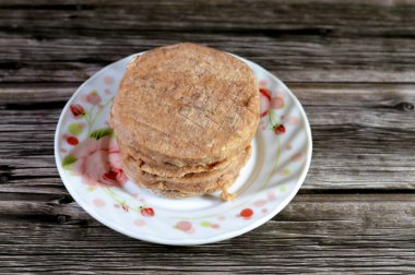 Çiğ pişmemiş sığır burger, sığ yağ, fast food, abur cubur konsepti, ev yapımı fast food, kızartılmaya hazır et burger ve hamburgerin içinde servis edilmeye hazır.