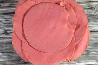 Öğle yemeği, soğuk et, öğle yemeği, dilimlenmiş soğuk meze, önceden pişirilmiş ya da pişirilmiş et, dilimlenmiş, soğuk ya da sıcak, genellikle sandviç ya da tepside servis edilen et.