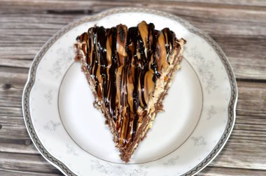 İki kakaolu bisküvi ya da çikolata soslu, yapıştırıcılı ve kremalı üç köşeli süngerimsi kekin üzerine tatlı dolgulu bisküvi ve kurabiye parçalarından oluşan sandviç kurabiyesi.