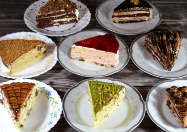 Süngerimsi kek parçaları çeşitli malzemelerle doldurulmuş krema, çikolata ezmesi, çikolata parçaları ve top çikolatalar, bisküvi sosu ve yapıştırıcı, karamel, şam fıstığı parçaları ve krema, ceviz